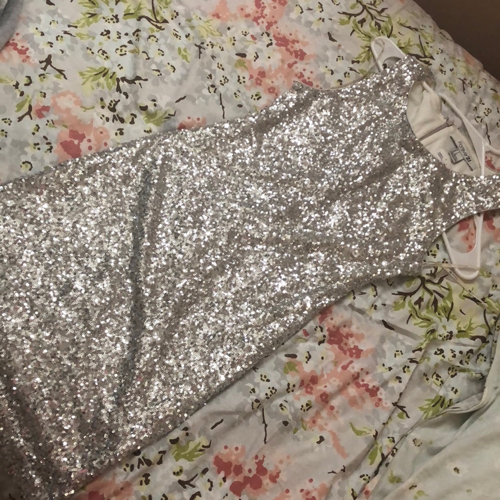 Dress - Picture 3 of 4